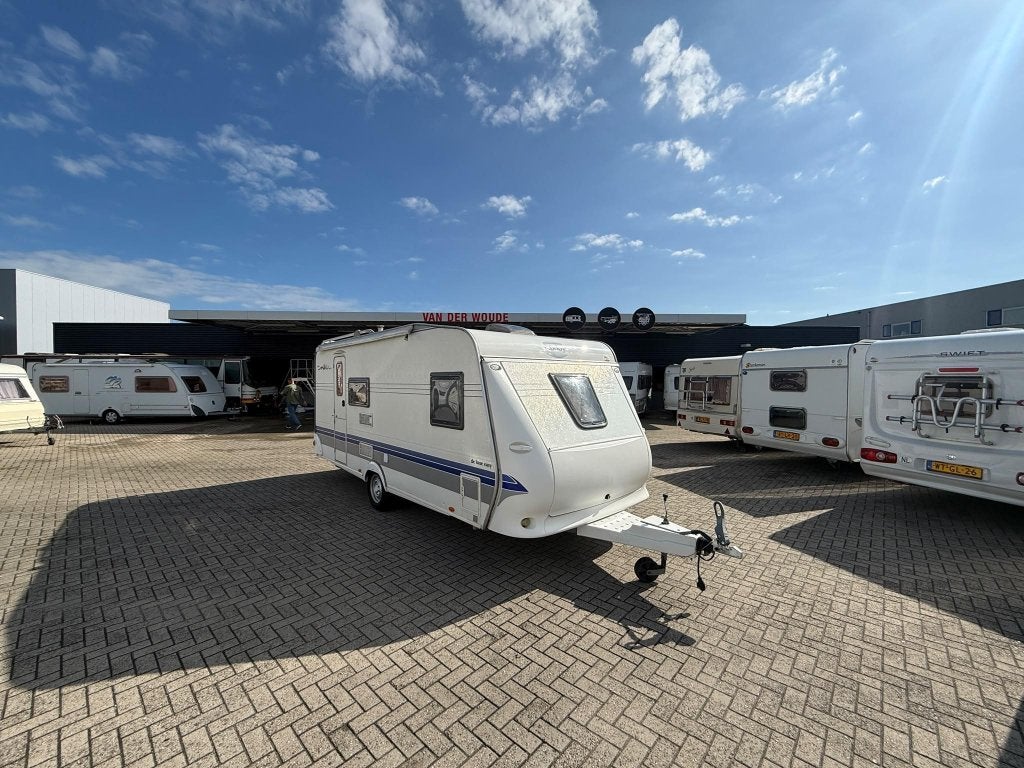 Hobby De luxe Easy 500 KMFE 6 pers, Luifel met wanden, Caravans en Kamperen, Dwars-stapelbed, Hobby, Treinzit, 5 tot 6 meter