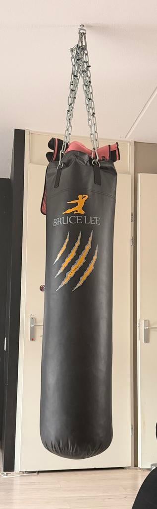 Bruce Lee bokszak inclusief ophanging, Ophalen of Verzenden, Zo goed als nieuw, Bokszak