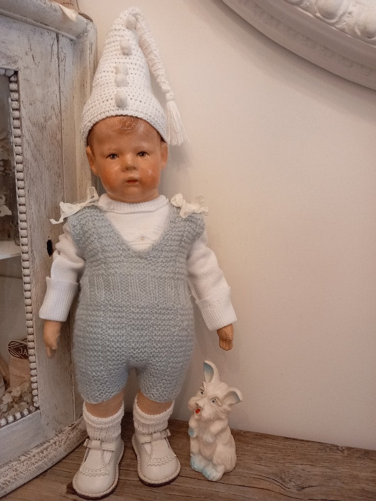 Vintage poppen kleertjes 3 delig set. met puntmuts of mutsje, Verzenden, Zo goed als nieuw, Kleertjes