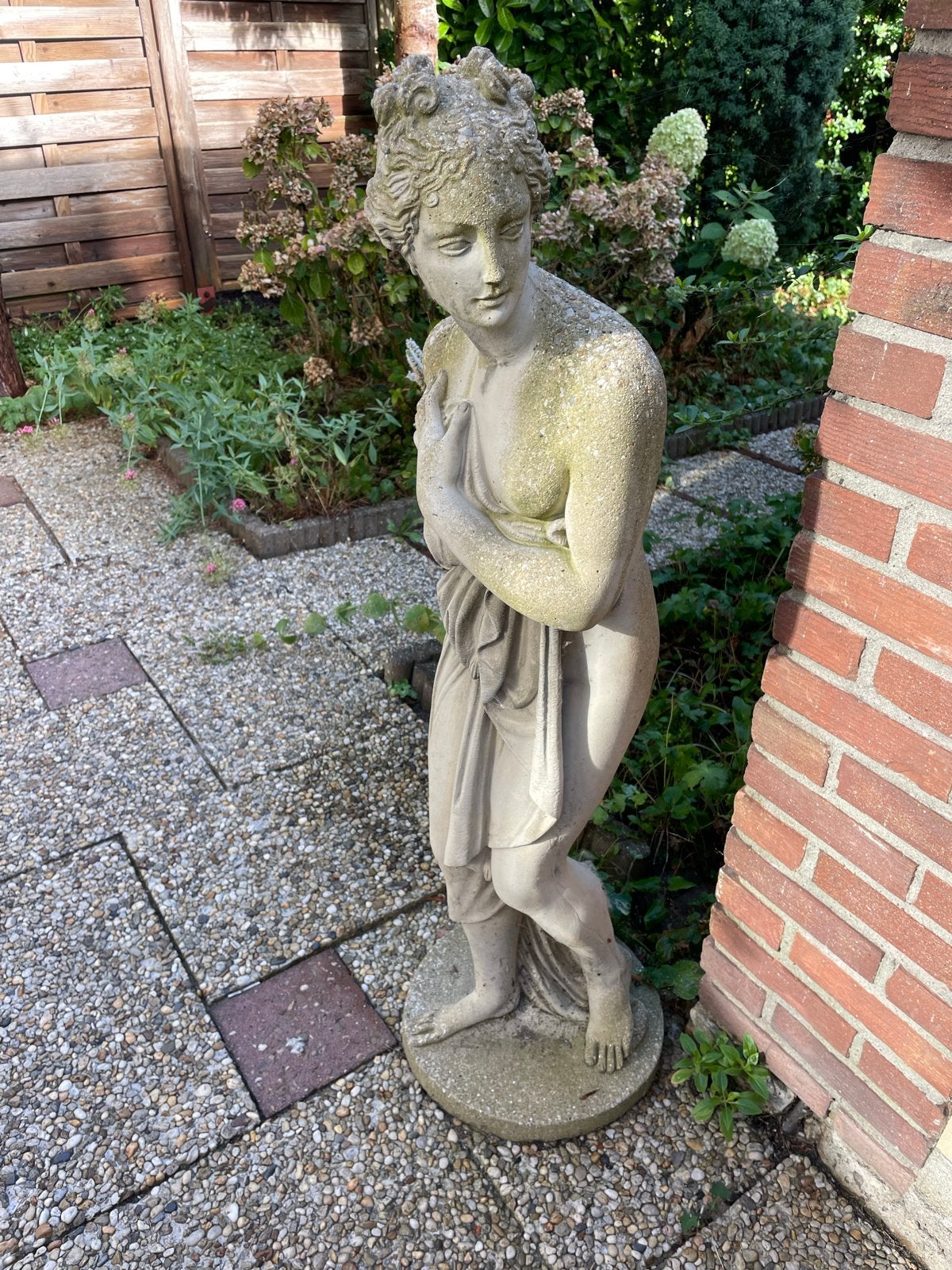 Klassiek tuinbeeld van een vrouw in steen, Ophalen of Verzenden, Gebruikt, Steen, Mensenbeeld