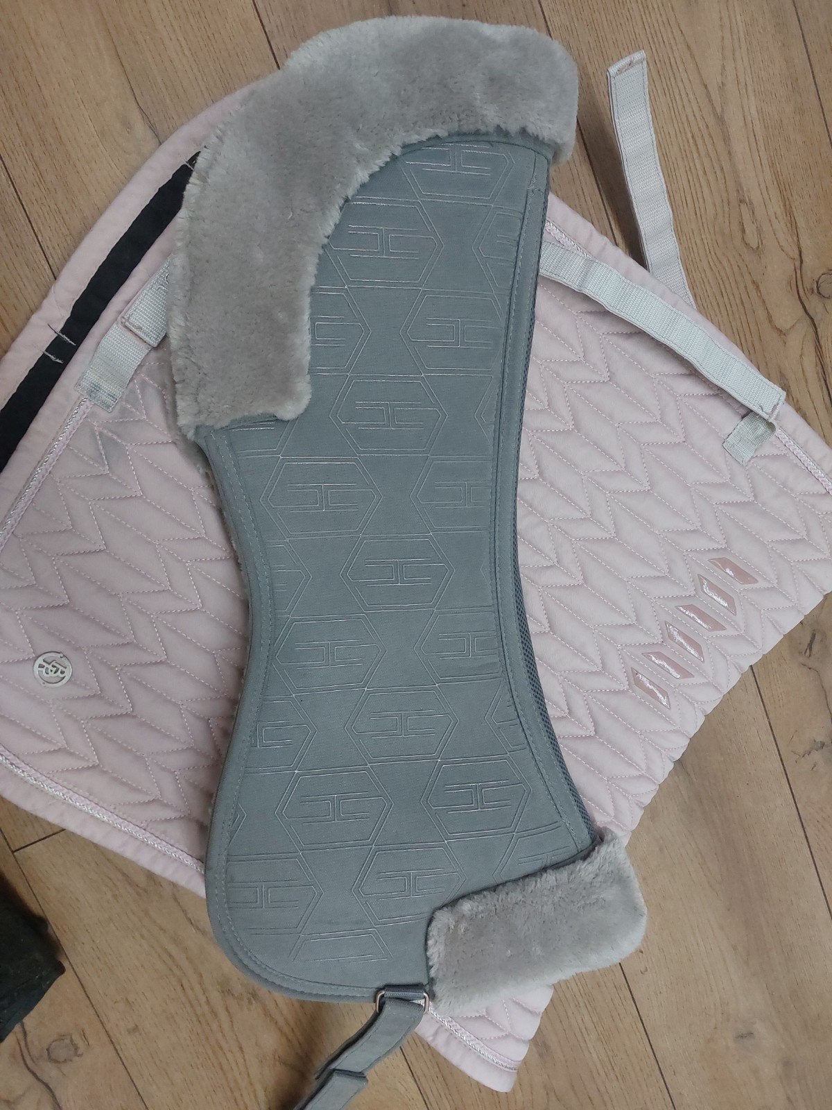 Zo goed als nieuwe Eskadron Heritage FauxFur Zadelpad (Grijs, Ophalen of Verzenden, Zo goed als nieuw