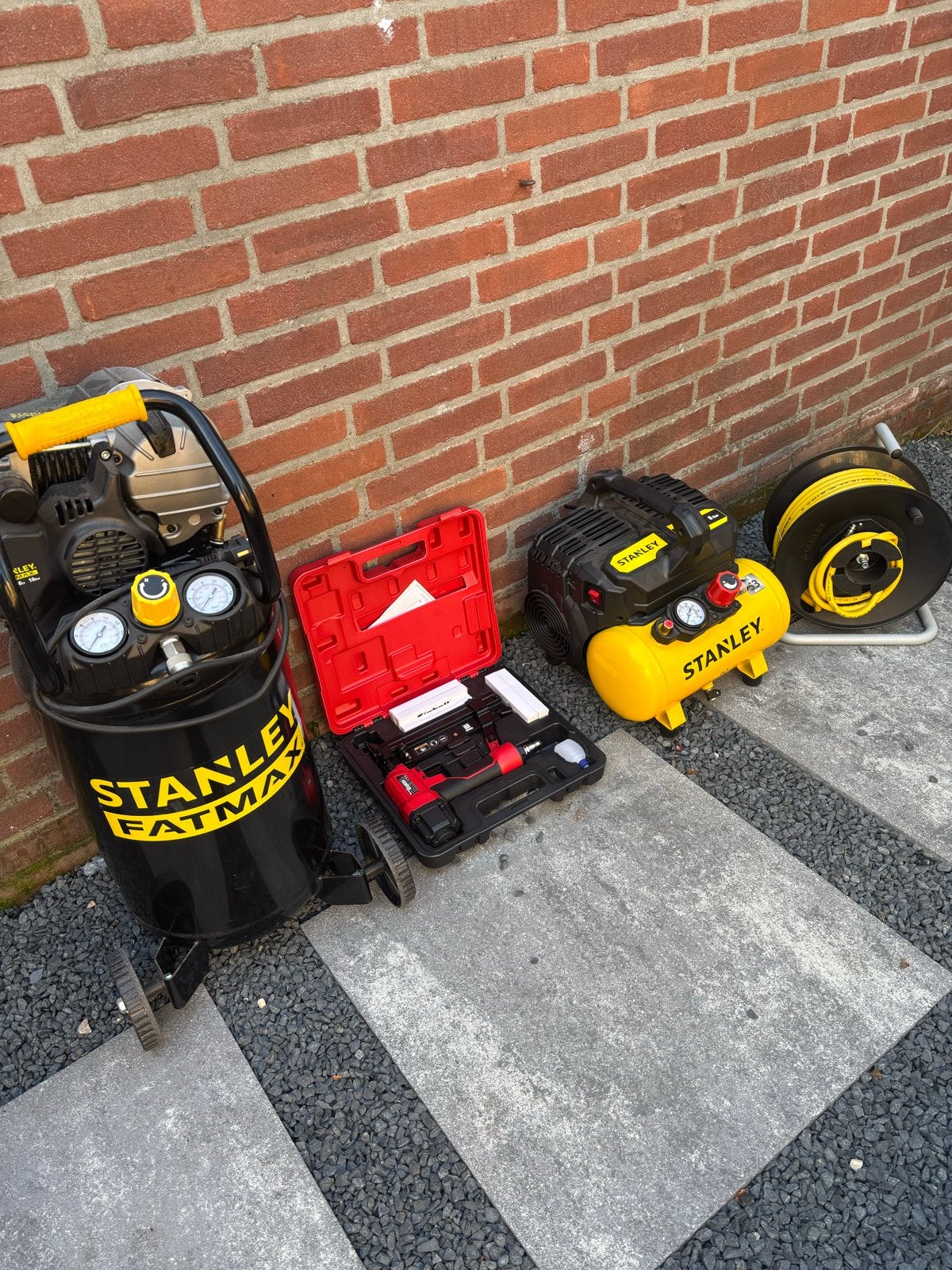 Te huur compressor met luchttacker en luchtslang, Doe-het-zelf en Verbouw, Ophalen, Gebruikt, 6 tot 10 bar, 25 tot 100 liter