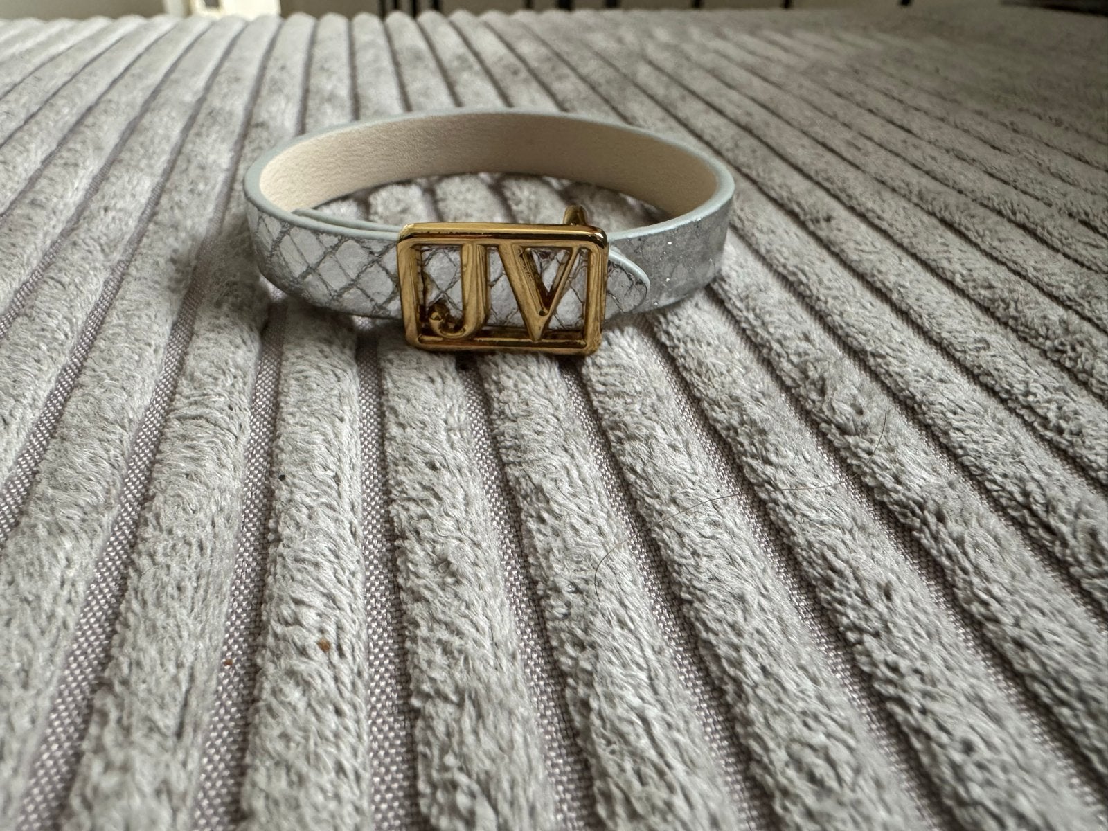 Zilverkleurige armband met JV-logo, Ophalen of Verzenden, Zo goed als nieuw, Zilver, Overige materialen