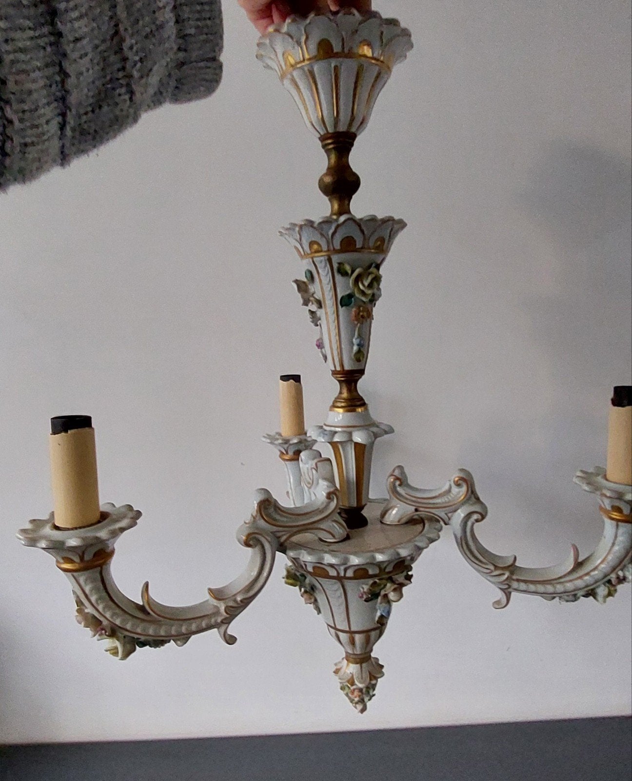 Antiek porseleinen 3 armige kroonluchter., Ophalen, Koper of Brons