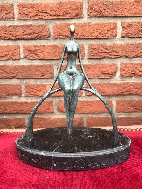 Modernistisch bronzen beeld, zittende dame, brons en marmer, Ophalen of Verzenden, Brons