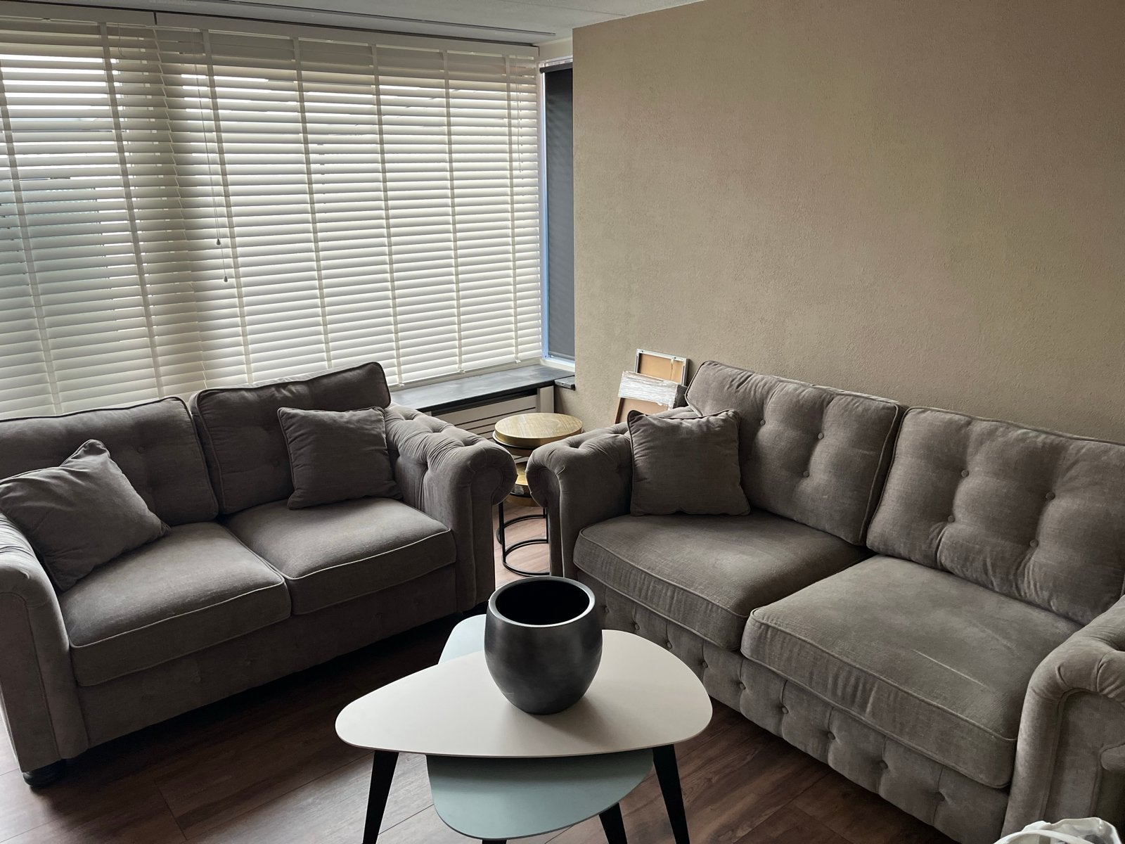 Chesterfield style, 2 Urban Sofas: 2,5-zits en 3-zits banken, Huis en Inrichting, Banken | Bankstellen, Ophalen, Driepersoons
