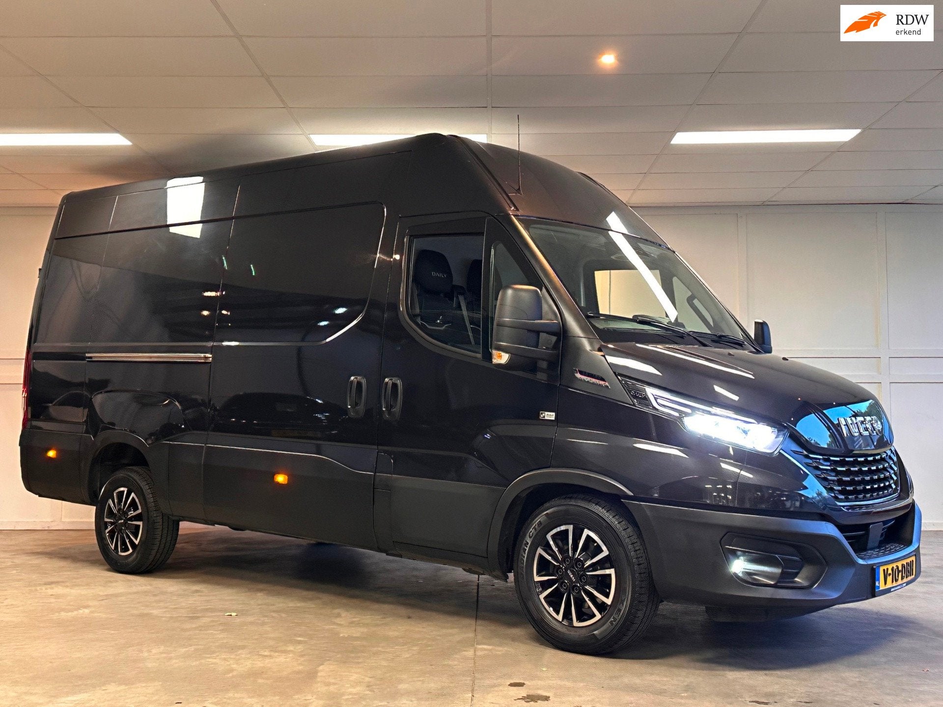 Iveco Daily 35S18HV 3.0 180PK Automaat L2H2 2021, Auto's, Dealer onderhouden, Gebruikt, Euro 6, 4 cilinders