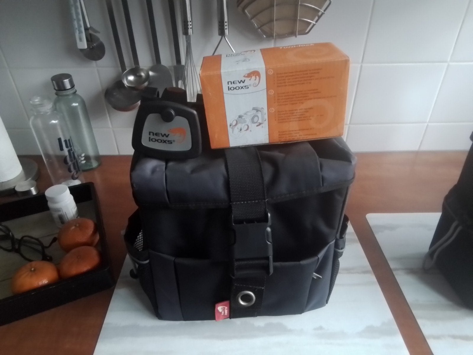 twee stuur tassen met houders New looxs, Fietsen en Brommers, Ophalen, Zo goed als nieuw