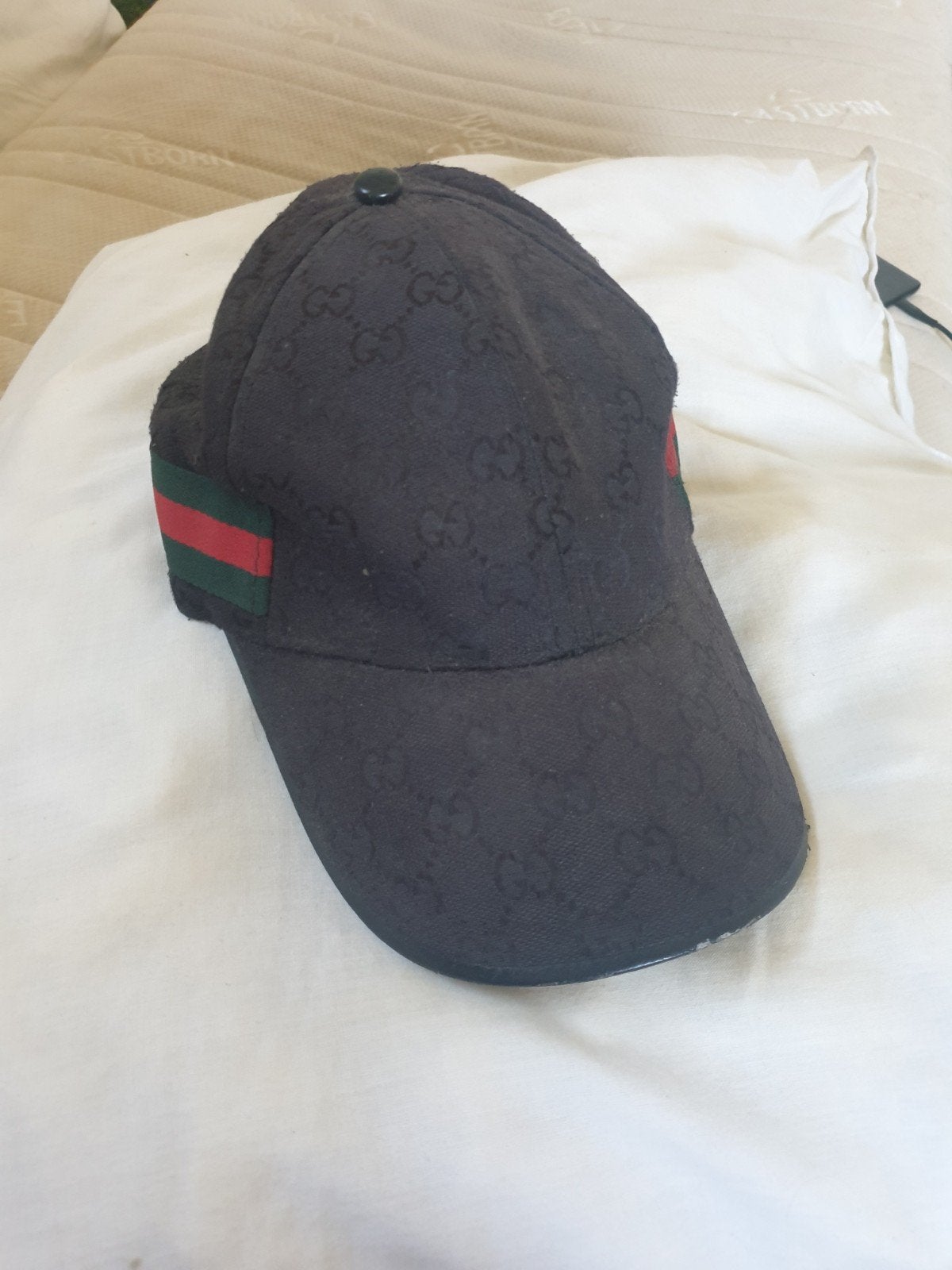 Prada pet, Ophalen, Gedragen