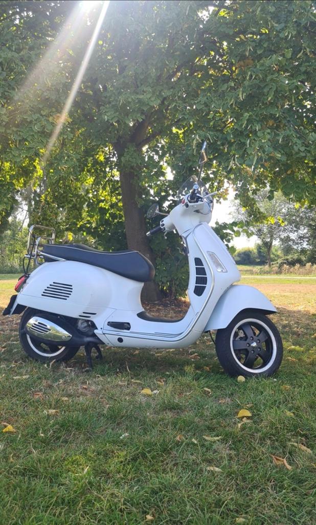 Vespa GTS 300 - Krachtige en stijlvolle motorscooter, Motoren, Motoren | Piaggio, Particulier, Scooter
