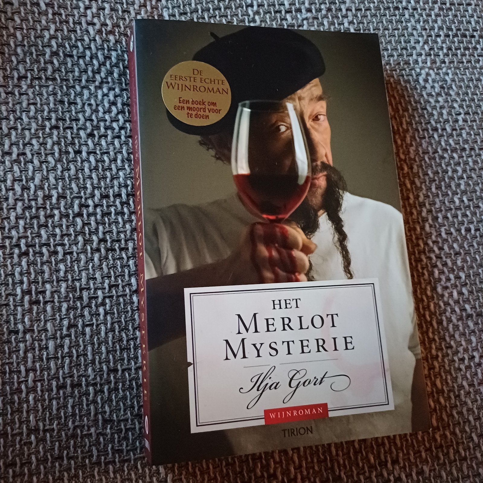 Ilja Gort - Het Merlot mysterie, Ophalen of Verzenden, Zo goed als nieuw, Ilja Gort