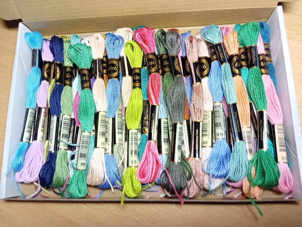 50 verschillende strengen borduurgaren (03)., Hobby en Vrije tijd, Borduren en Borduurmachines, Verzenden, Nieuw, Handborduren
