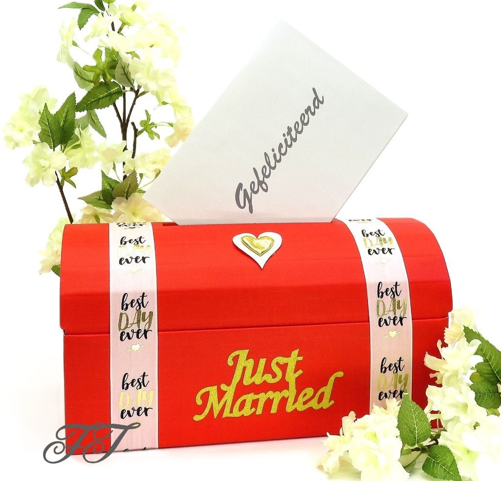 Zeer mooie rode enveloppendoos "Just Married"., Hobby en Vrije tijd, Feestartikelen, Ophalen of Verzenden, Nieuw, Feestartikel