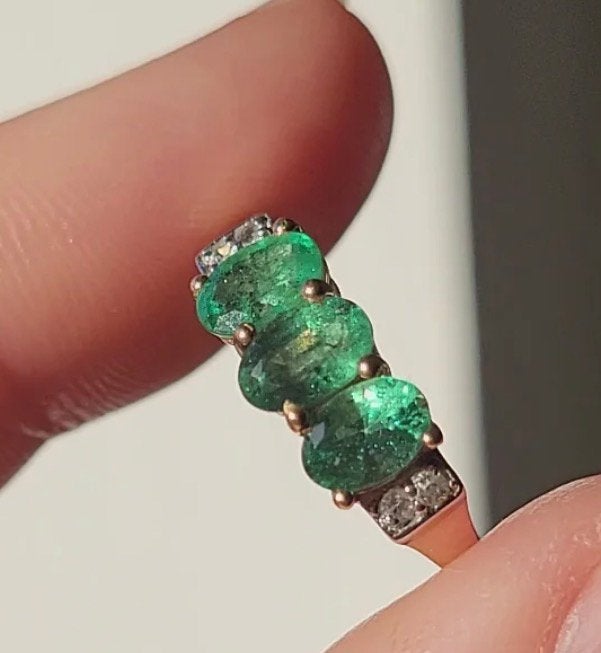Vintage 10 karaat gouden ring met smaragden en zirkonen, Ophalen of Verzenden, Zo goed als nieuw, 17 tot 18, Met edelsteen
