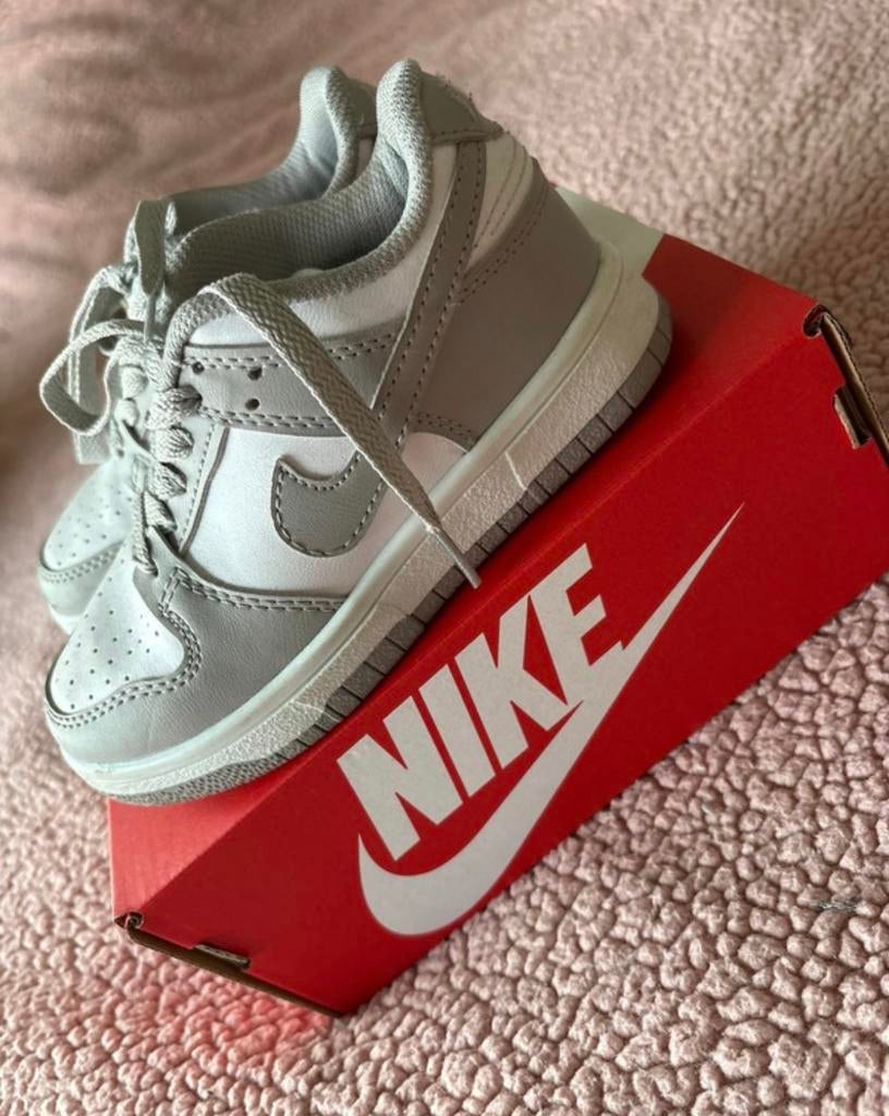 Nike Dunk Low Baby Sneakers - Grijs/Wit, Kinderen en Baby's, Babykleding | Schoentjes en Sokjes, Nieuw, Jongetje of Meisje, Schoentjes