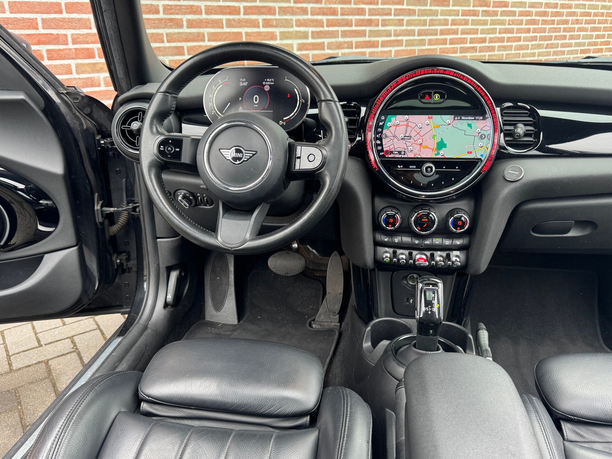 MINI Cooper One 1.5 Aut | Business 5-Drs | Pano | Leer | Nav, Auto's, Gebruikt, Euro 6, 1210 kg, Zwart