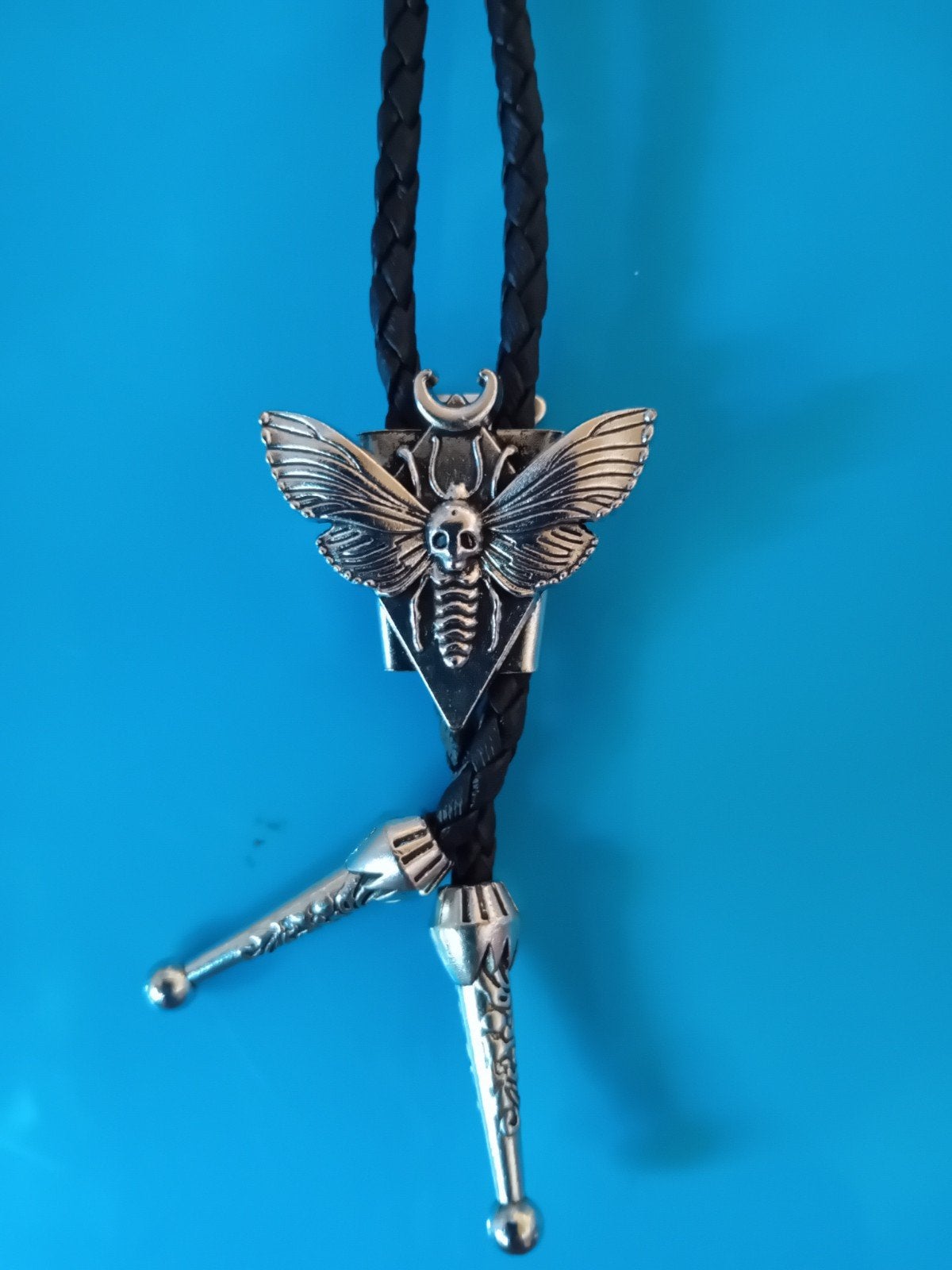 Bolo Tie met opvallend  Motief - Zilverkleurig, Ophalen of Verzenden, Zo goed als nieuw, Zilver, Overige materialen