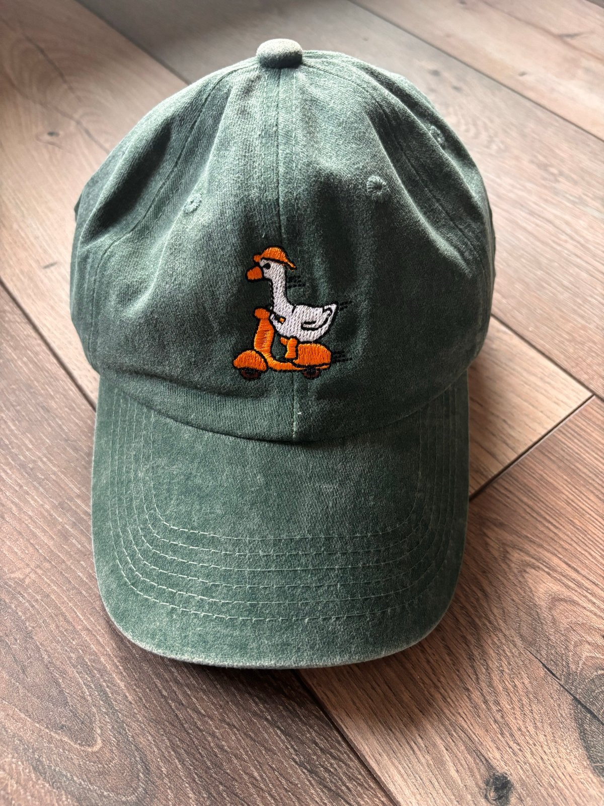 Groene pet met eend op scooter - One size fits all, Kleding | Dames, Hoeden en Petten, Ophalen of Verzenden, Nieuw, One size fits all