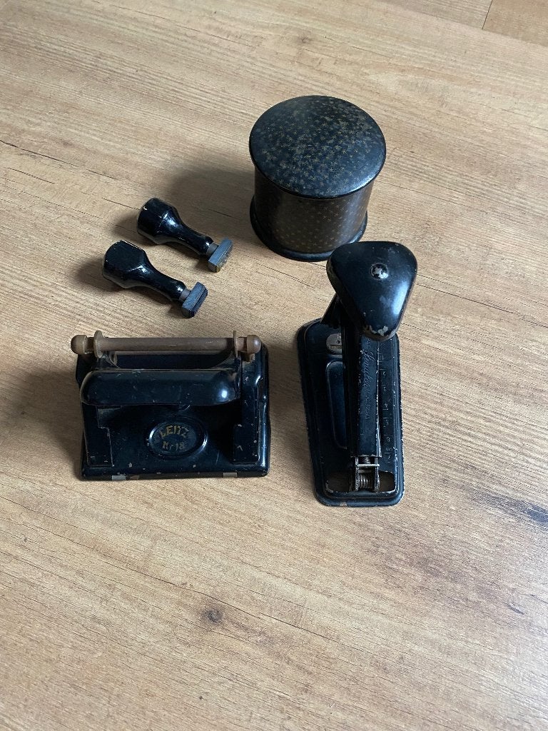 Bureau accessoires: perforator nietmachine postzegeldoosje, Antiek en Kunst, Ophalen of Verzenden