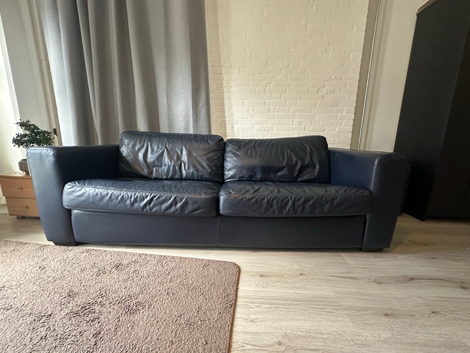 Comfortabele leren bank in goede staat, Ophalen, Gebruikt, Tweepersoons, 200 tot 250 cm