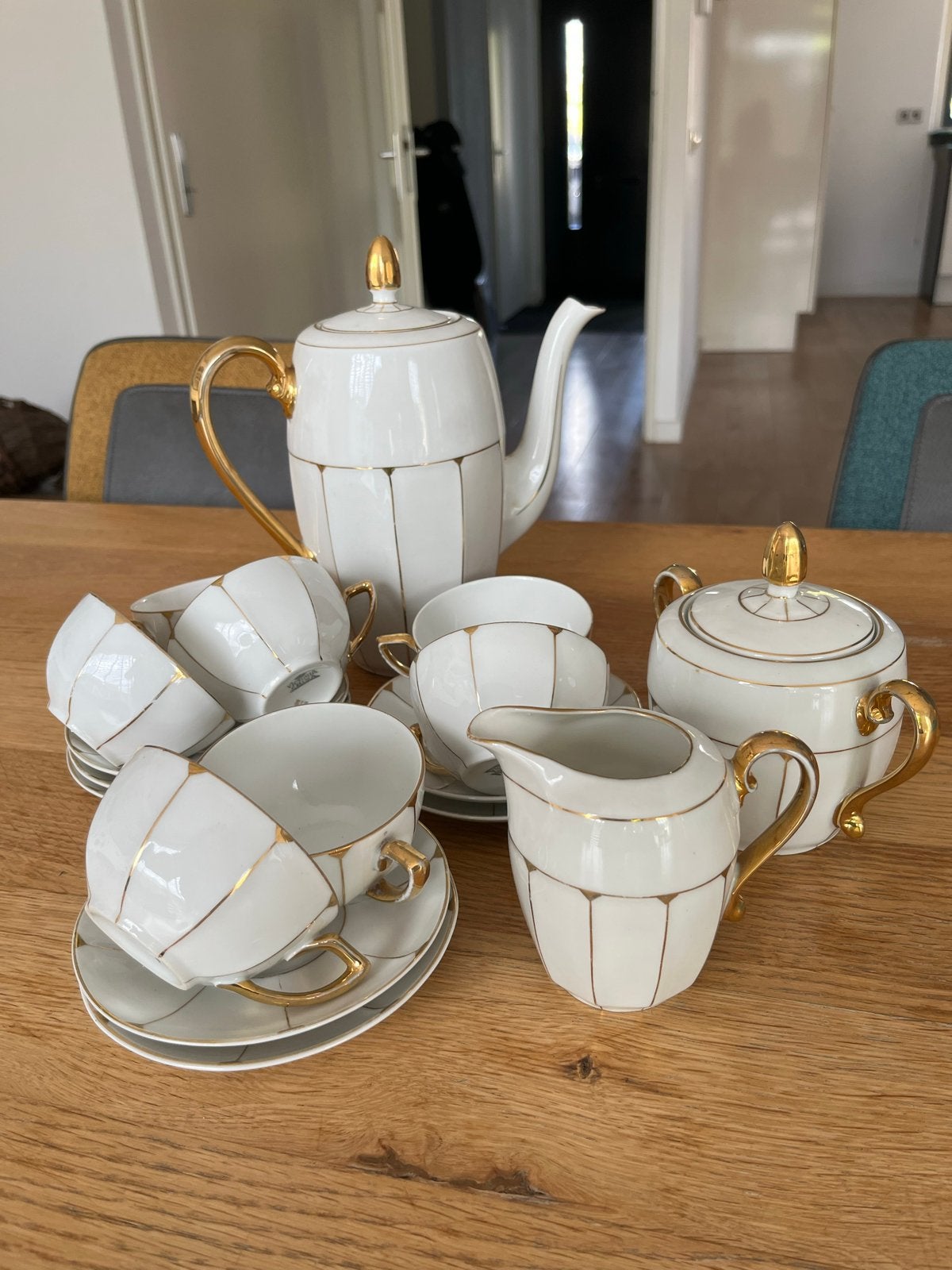 Victoria China theeservies wit met goudkleurige accenten, Gebruikt, Overige merken, Klassiek, Ophalen of Verzenden
