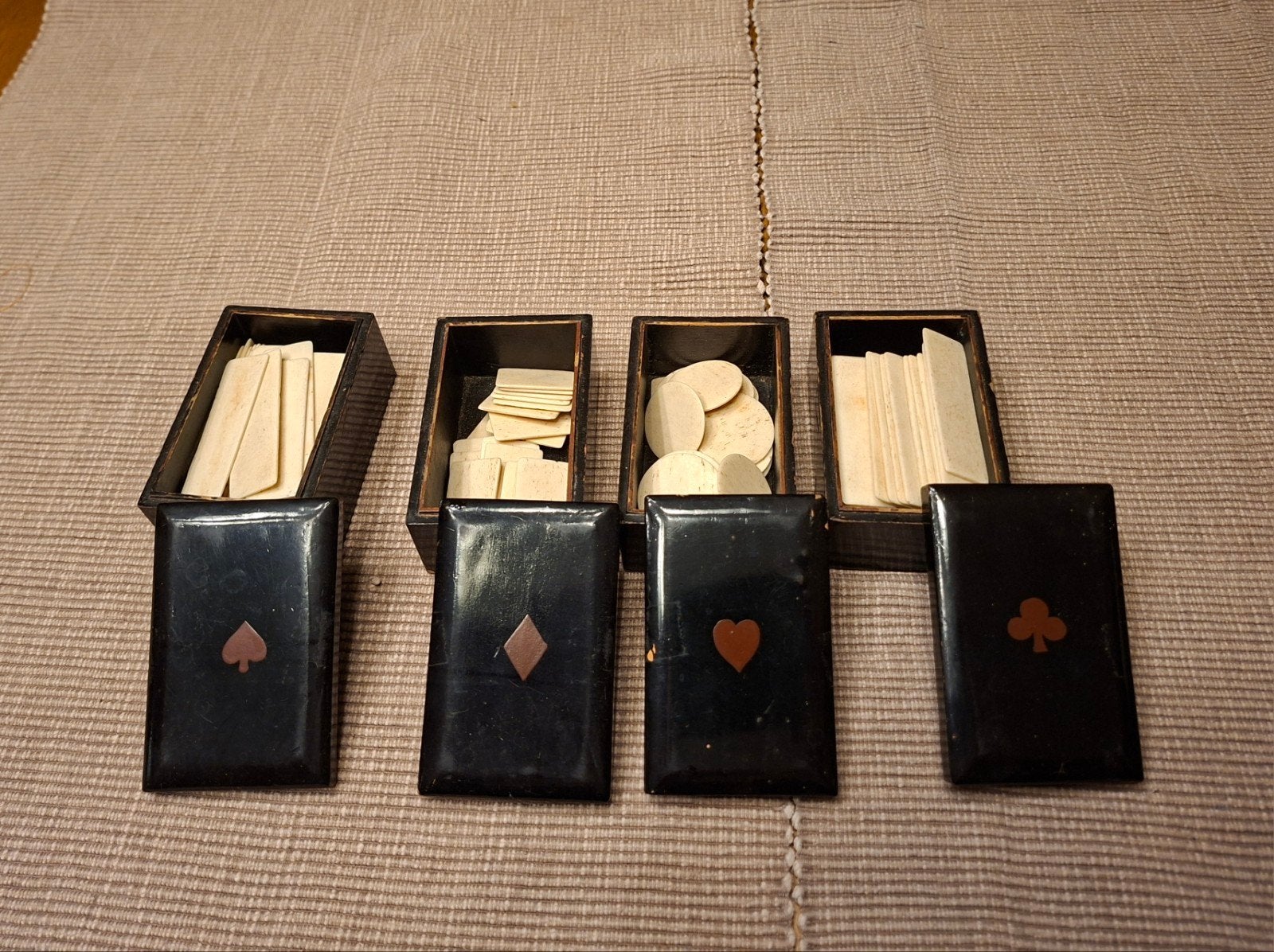 Antieke lakdoosjes met speel- of telstenen, Ophalen of Verzenden