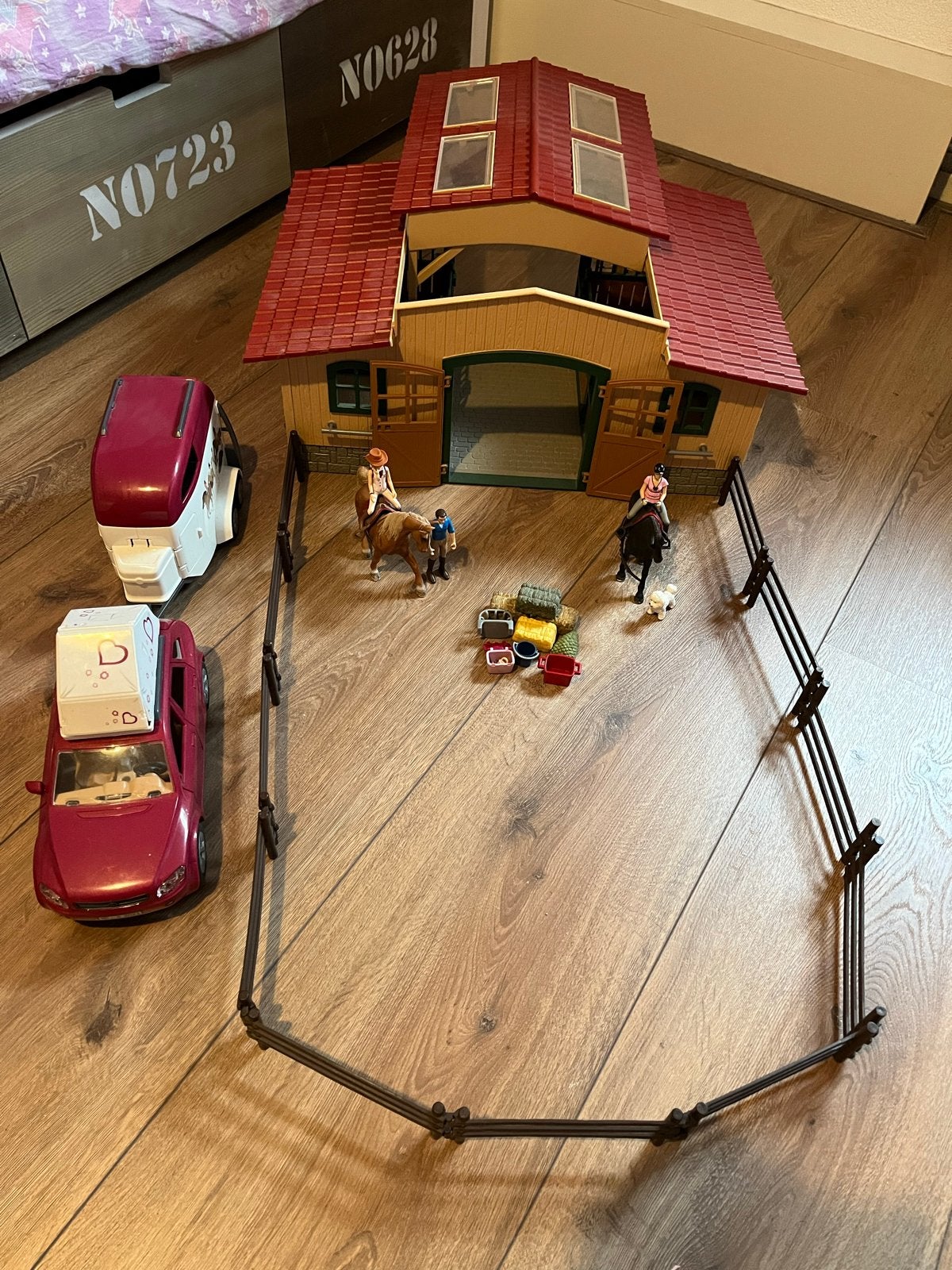 Schleich paardenstal met auto, trailer en accessoires, Ophalen of Verzenden, Gebruikt, Jongen of Meisje