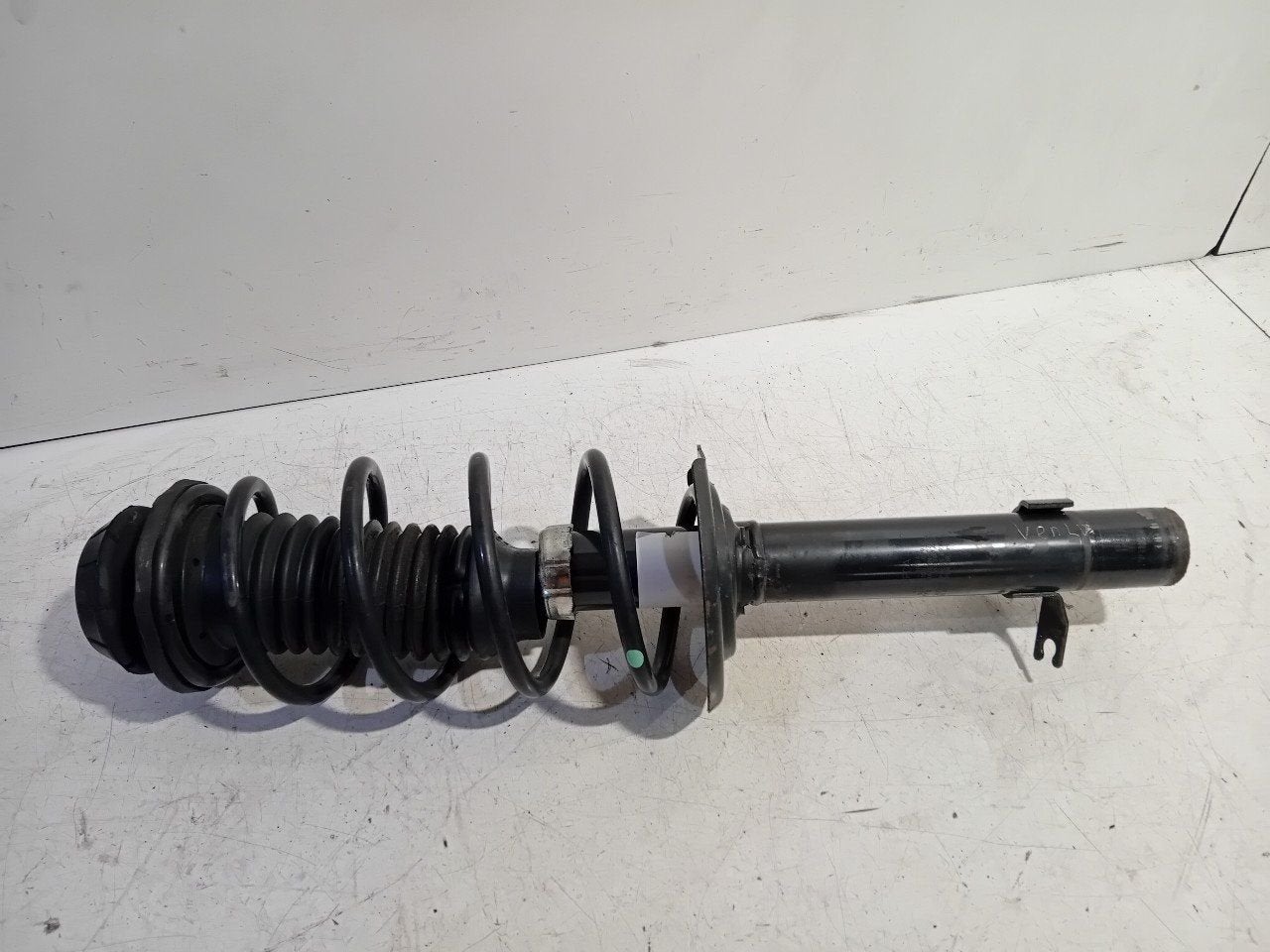 Veerpoot links voor Peugeot 108, Auto-onderdelen, Onderdelen@venauto.nl, Van der Ven Autorecycling B.V., Gebruikt, Ettenseweg 76, 4706 PB Roosendaal, The Netherlands