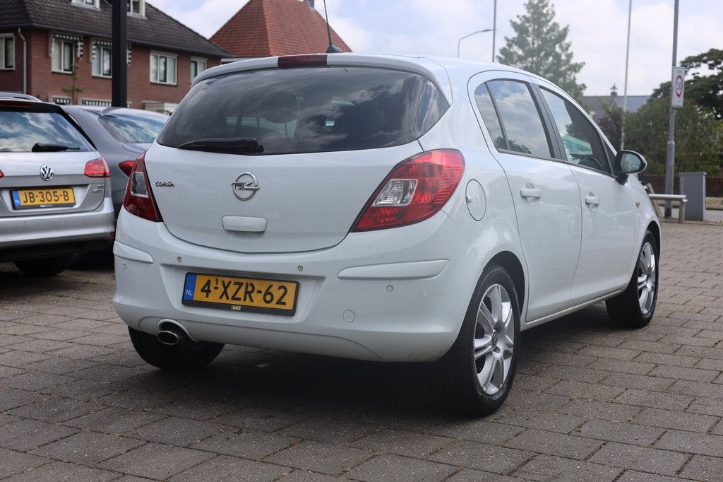 Opel Corsa 1.2-16V BLITZ | AIRCO | CRUISE | NAVIGATIE, Auto's, Voorwielaandrijving, Euro 5, Gebruikt, 4 cilinders