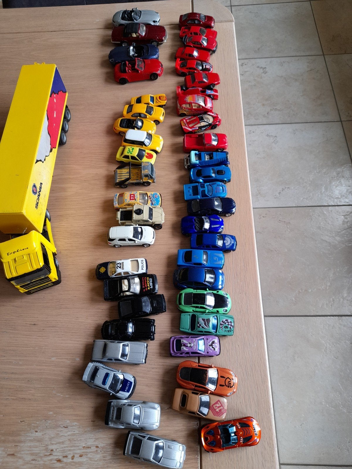 46 kleine auto's en een grote vrachtauto, Ophalen
