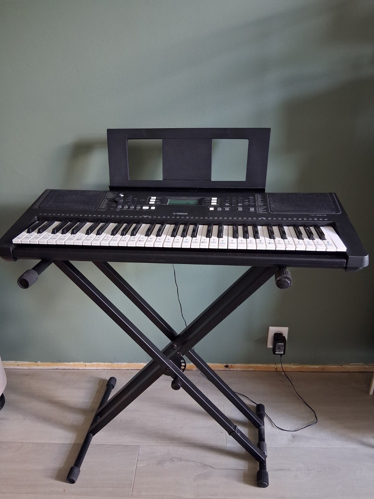 Yamaha PSR-E373 Keyboard met standaard, Muziek en Instrumenten, Keyboards, Ophalen, 61 toetsen, Yamaha, Zo goed als nieuw