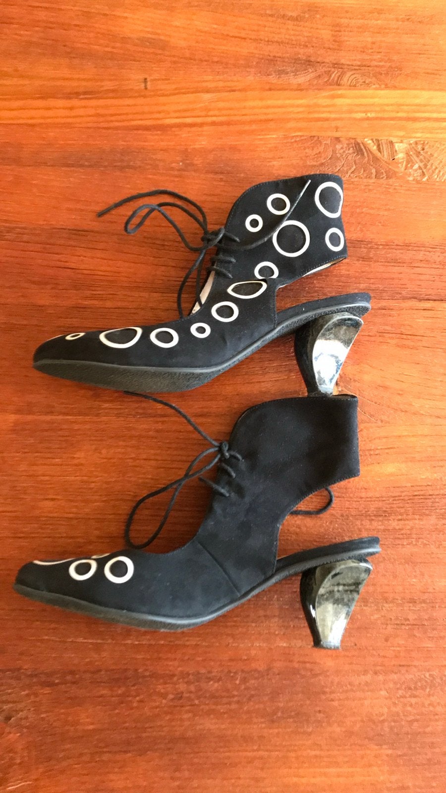 Lisa Tucci Zwarte Suède Pumps met Witte Cirkels, Ophalen of Verzenden, Zo goed als nieuw, Zwart, Pumps
