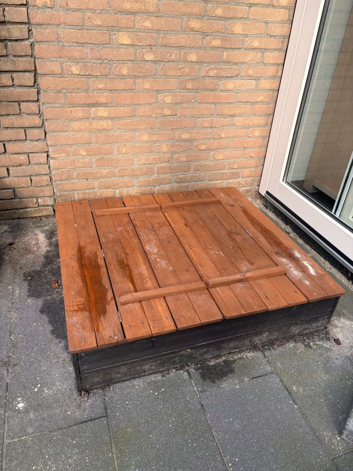 Houten zandbak met deksel en zitbankjes, Ophalen, Gebruikt