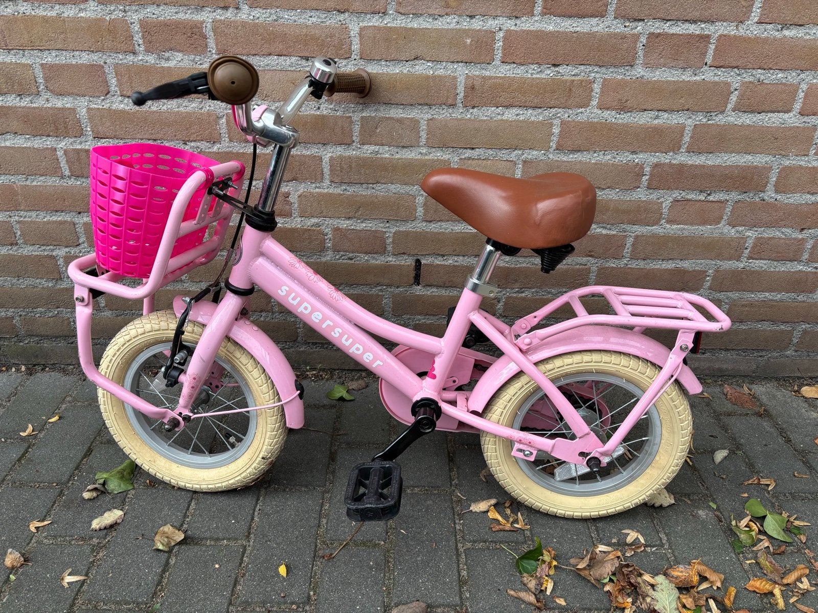 Roze kinderfiets Supersuper met mandje en zijwieltjes, Fietsen en Brommers, Ophalen, Gebruikt, Terugtraprem, Minder dan 16 inch