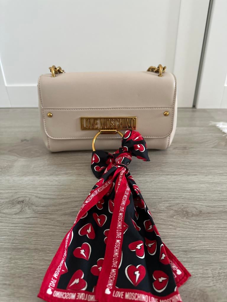 Love Moschino schoudertasje met sjaaltje, Ophalen of Verzenden, Zo goed als nieuw, Beige, Schoudertasje