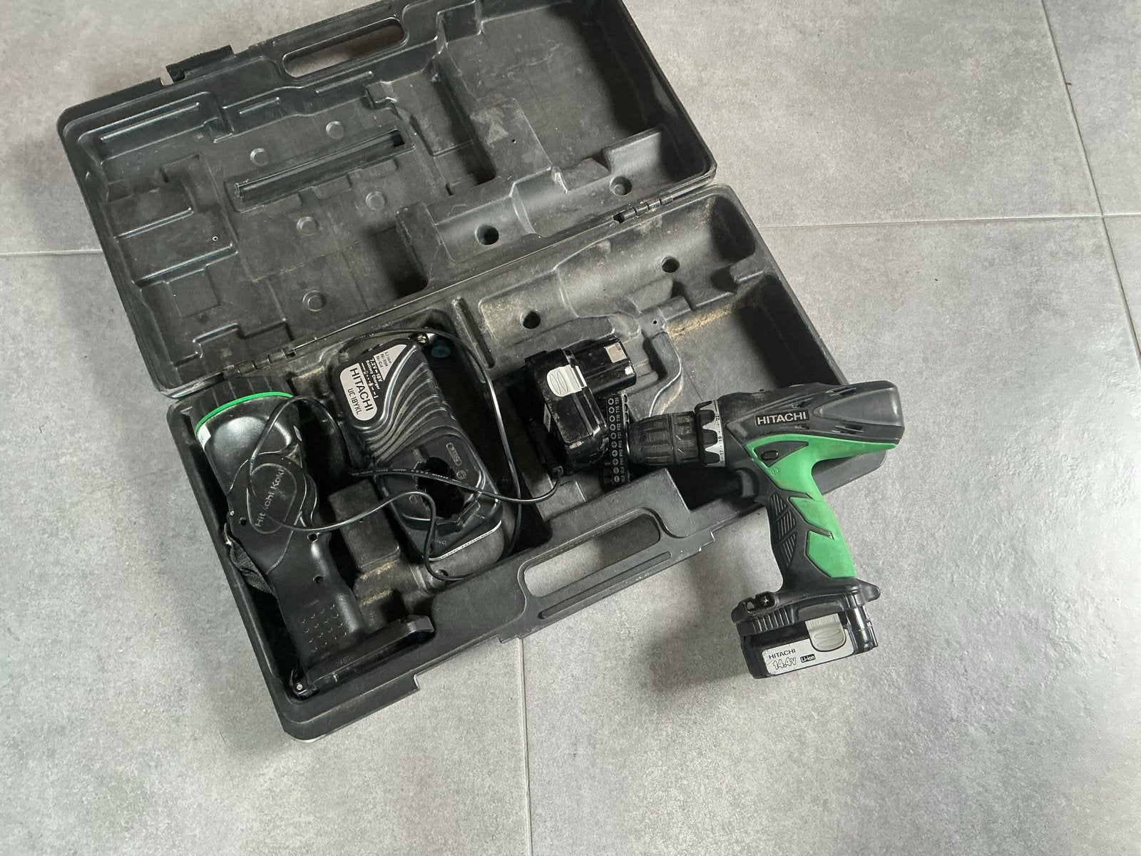 Hitachi Accuboormachine met oplader en lamp met 2 accu’s, Ophalen, Gebruikt, Boor- en Schroefmachine, Variabele snelheid