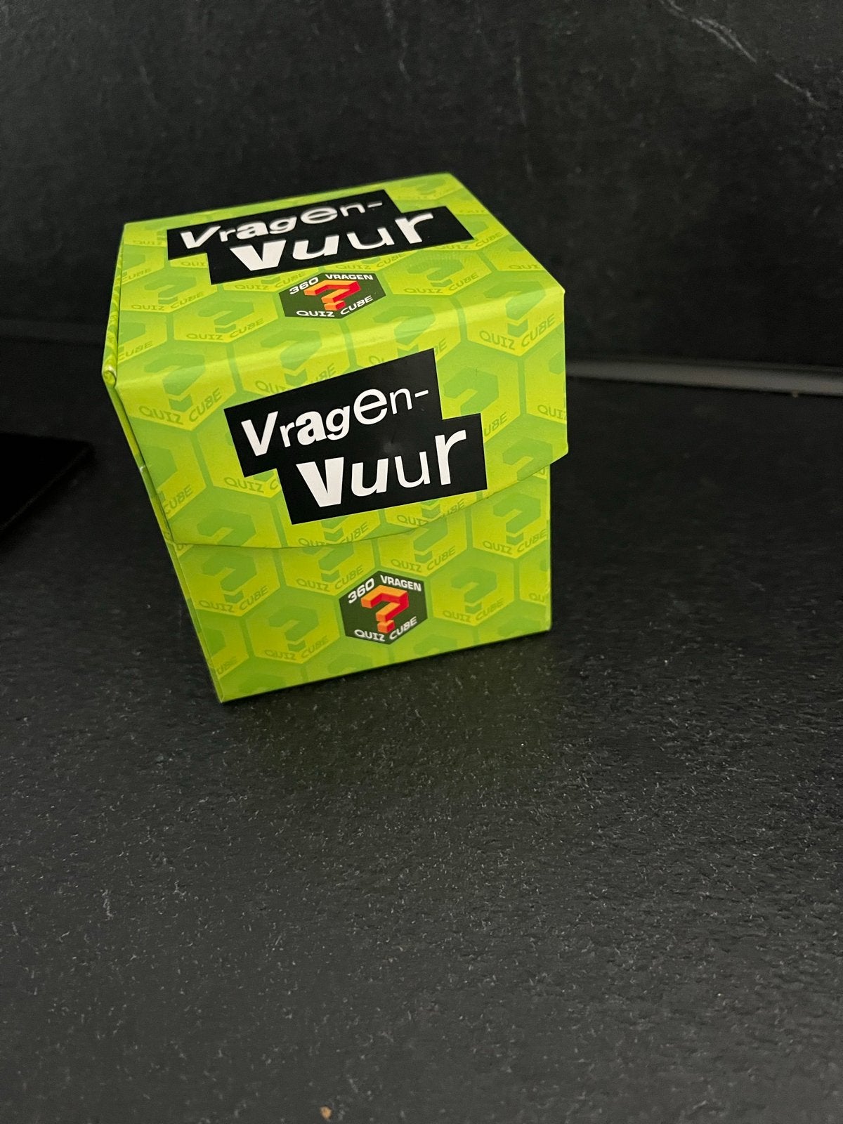 Vragen-Vuur Quiz Cube - 360 Trivia Vragen, Drie of vier spelers, Ophalen of Verzenden, Zo goed als nieuw