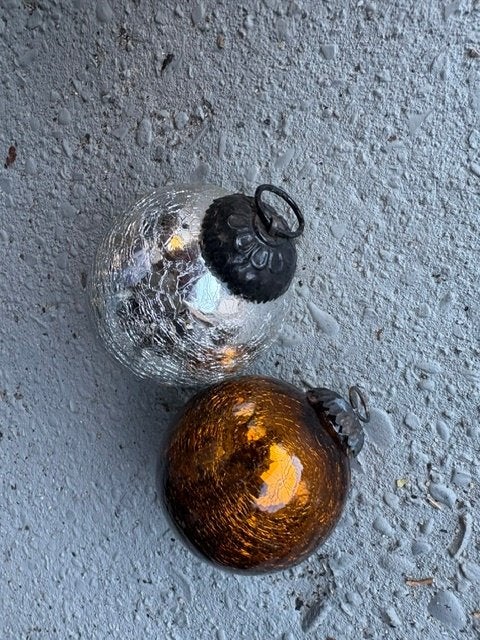 2 zware stenen kerstballen, Diversen, Kerst, Ophalen of Verzenden, Zo goed als nieuw