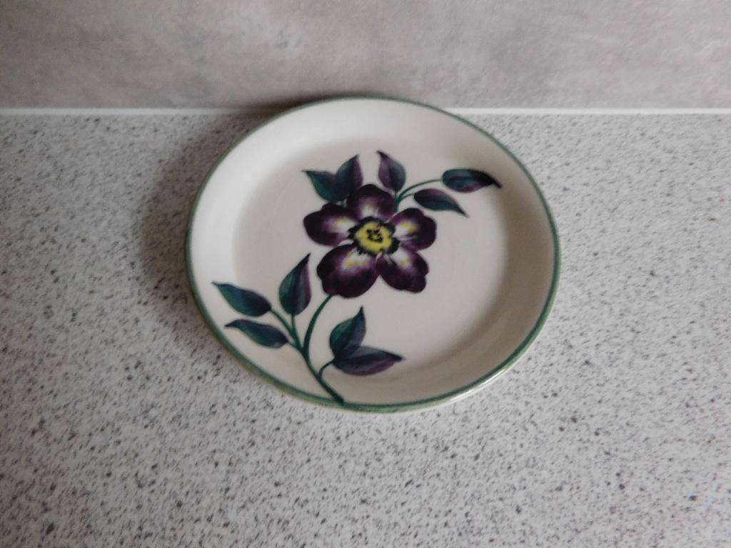Bord 11 cm. Clematis Vic's Handpainted, Ophalen of Verzenden, Zo goed als nieuw, Bord(en), Overige stijlen