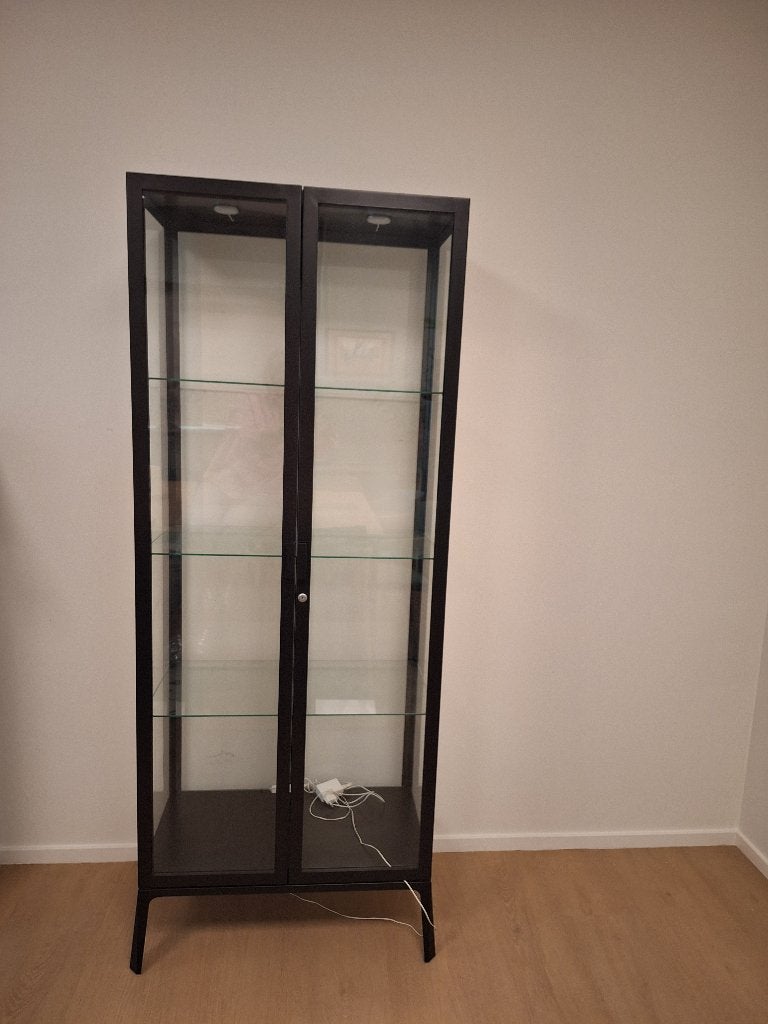2x zwarte IKEA MILSBO vitrinekast met verlichting, Ophalen, Met deur(en), 50 tot 100 cm, Zo goed als nieuw