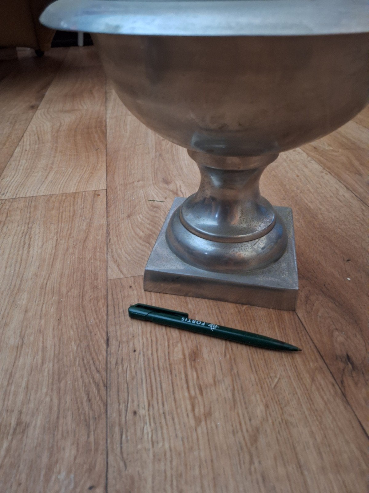 Decoratieve metalen schaal op voet, Ophalen of Verzenden