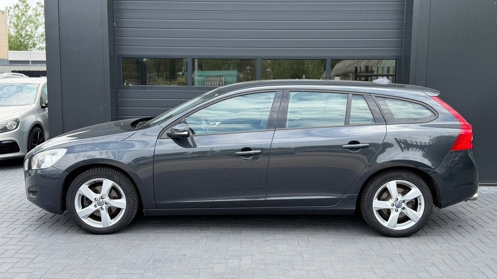 Volvo V60 1.6 T3 Kinetic Automaat|Cruise|Navi, Gebruikt, 4 cilinders, 150 pk, 1451 kg