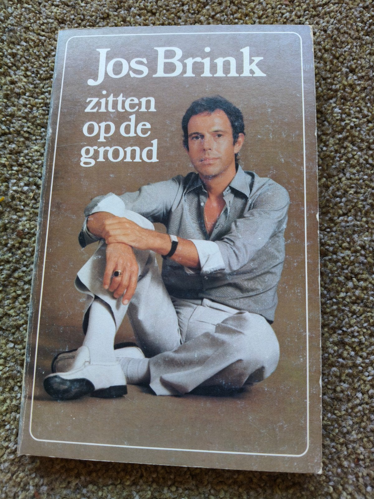 Jos Brink - Zitten op de grond (Boek), Boeken, Ophalen of Verzenden, Gelezen, Jos Brink, Nederland