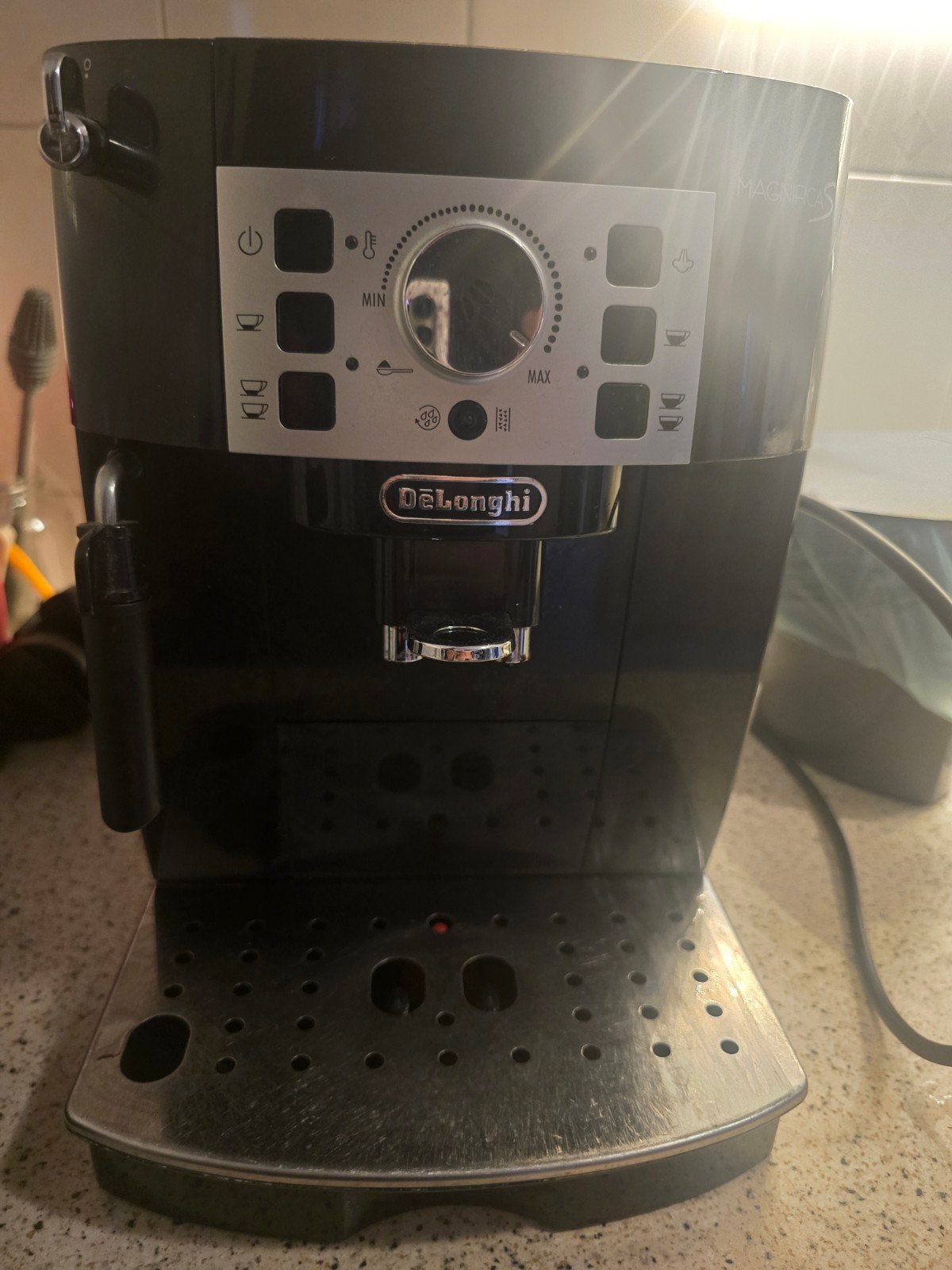 DeLonghi Magnifica S volautomatische espressomachine, Witgoed en Apparatuur, Koffiezetapparaten, Ophalen, Gebruikt, Espresso apparaat