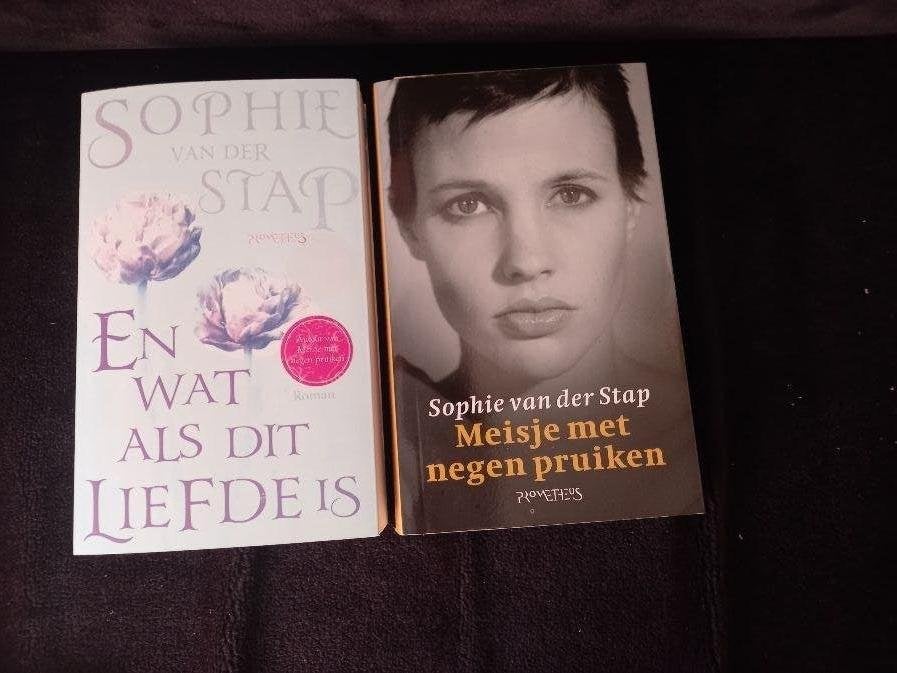 2x Sophie van der stap: meisje met 9 pruiken, en wat als dit, Ophalen of Verzenden, Nieuw, Sport