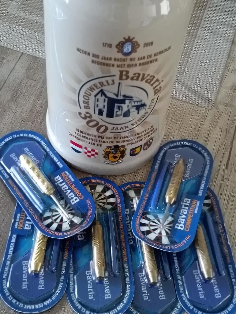Bavaria 300 jaar bierpul met 6 dartpijlen, Ophalen of Verzenden, Nieuw