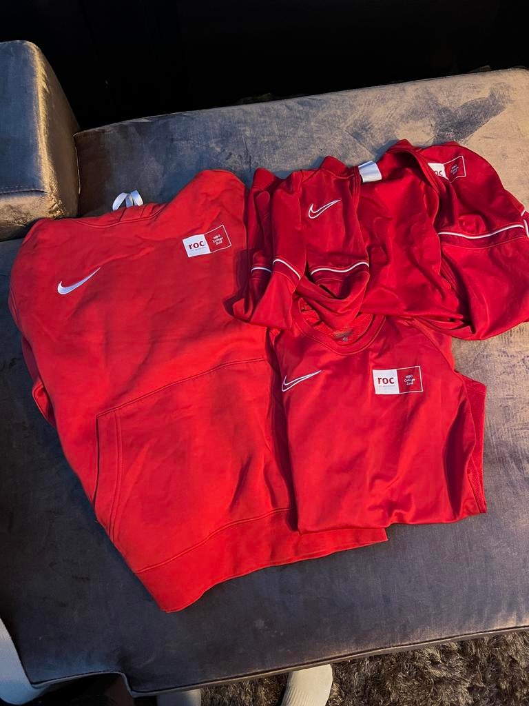 Dames Sportkleding Maat S - Rood Nike Set, Kleding | Dames, Sportkleding, Gedragen, Overige typen, Maat 36 (S), Rood, Ophalen