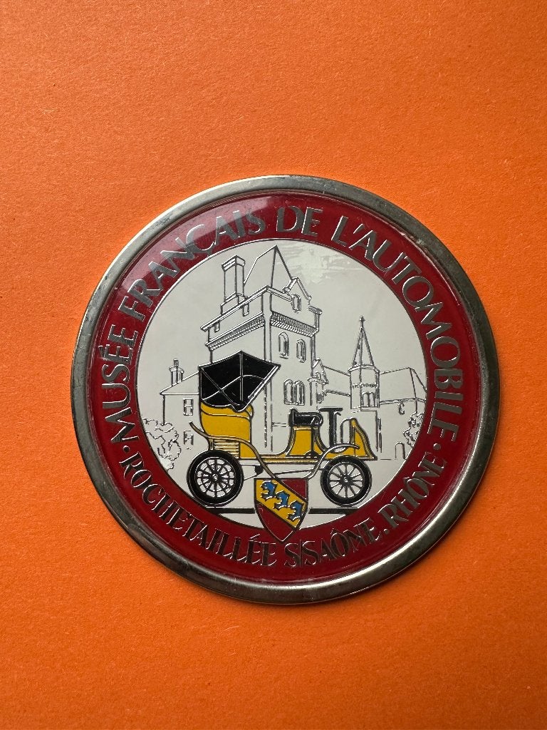 Musee Francais de L'Automobile badge. Voor op Uw oldtimer., Ophalen of Verzenden, Gebruikt, Gebruiksvoorwerp
