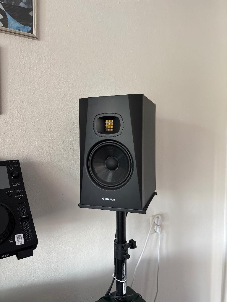 2x Adam Audio T7V speakers