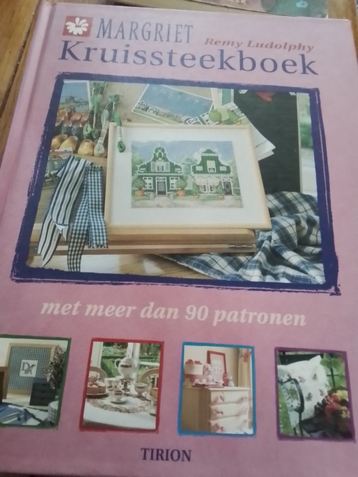 Margriet Kruissteekboek met meer dan 90 patronen, Ophalen of Verzenden, Gelezen, Borduren en Naaien, Remy Ludolphy